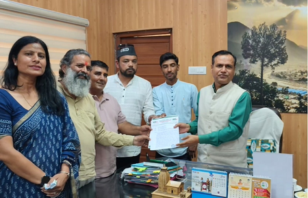 यूकेडी ने देवभूमि परिवार आईडी का किया विरोध, राज्यपाल के नाम भेजा ज्ञापन