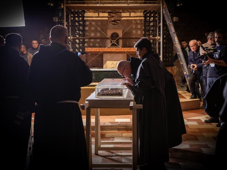 इटली: दौलत त्याग गरीबों की सेवा में संत फ्रांसिस ने बिताया था जीवन, उनके अवशेष अब देख पाएगी दुनिया