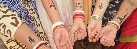 વારાણસીઃ મહિલાઓએ કરાવ્યું 'આઈ લવ મહાદેવ'નું ટેટૂ, કહ્યું- અમે બધા સાથે