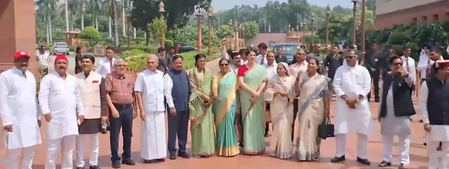 संसद परिसर में विपक्षी दलों के सांसदों ने किया प्रदर्शन, गृह मंत्री अमित शाह से कई मुद्दों पर मांगा जवाब