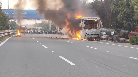 नोएडा: बस में लगी भीषण आग, करीब 30 यात्री थे सवार, सभी सुरक्षित