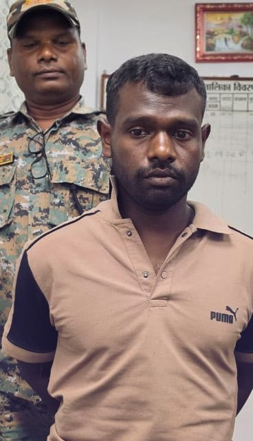 झारखंड: सरायकेला में 22 लाख के तीन इनामी नक्सली गिरफ्तार, एके-47 समेत कई हथियार बरामद