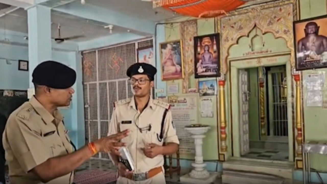 नरसिंहपुर के जैन मंदिर में चोरी, सोने-चांदी के छत्र के साथ डीवीआर भी लेकर हुए फरार