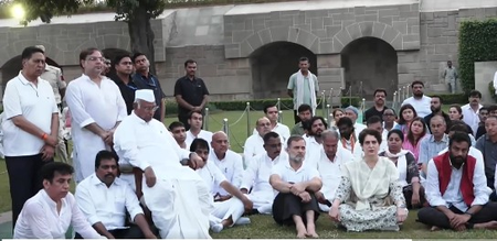 राजघाट पहुंचा विपक्ष का 'वोट चोरी' के खिलाफ प्रदर्शन, राहुल-खड़गे ने संभाली कमान