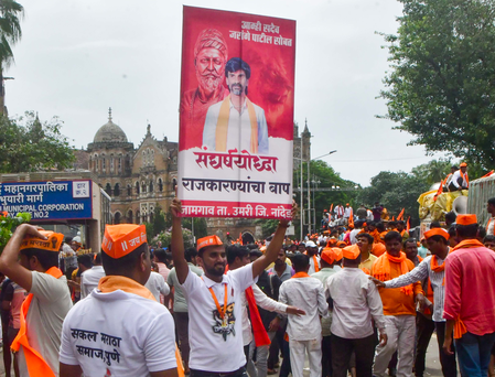 मराठा आरक्षण पर सियासत तेज, डिप्टी सीएम शिंदे ने जरांगे से मुंबई मार्च टालने का आग्रह किया