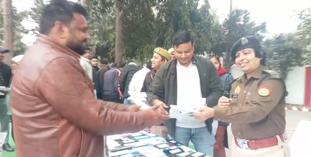 अलीगढ़ पुलिस ने 238 खोए और चोरी हुए मोबाइल फोन लोगों को वापस किए