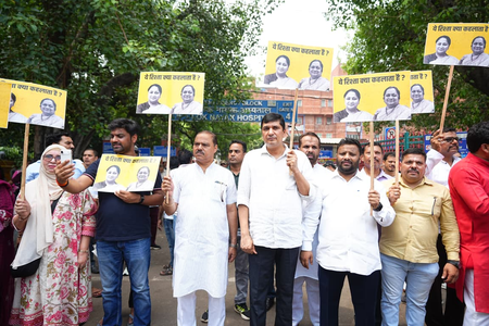 एलएनजेपी अस्पताल के बाहर ‘आप’ का मौन प्रदर्शन, 650 करोड़ रुपए के कथित दवा घोटाले पर सरकार को घेरा
