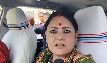 कोलकाता में अस्थायी स्वास्थ्य कर्मियों ने मंत्री अग्निमित्रा पॉल का किया घेराव, वेतन वृद्धि की उठाई मांग