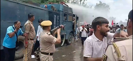 दिल्ली में लाठीचार्ज के विरोध में पटना में आइसा का मार्च, पुलिस से झड़प के बाद वाटर कैनन और आंसू गैस का इस्तेमाल