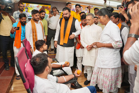 पीएम मोदी के जन्मदिवस पर भाजपा प्रदेश कार्यालय में रक्तदान शिविर, सीएम सम्राट चौधरी ने युवा रक्तवीरों को किया सम्मानित