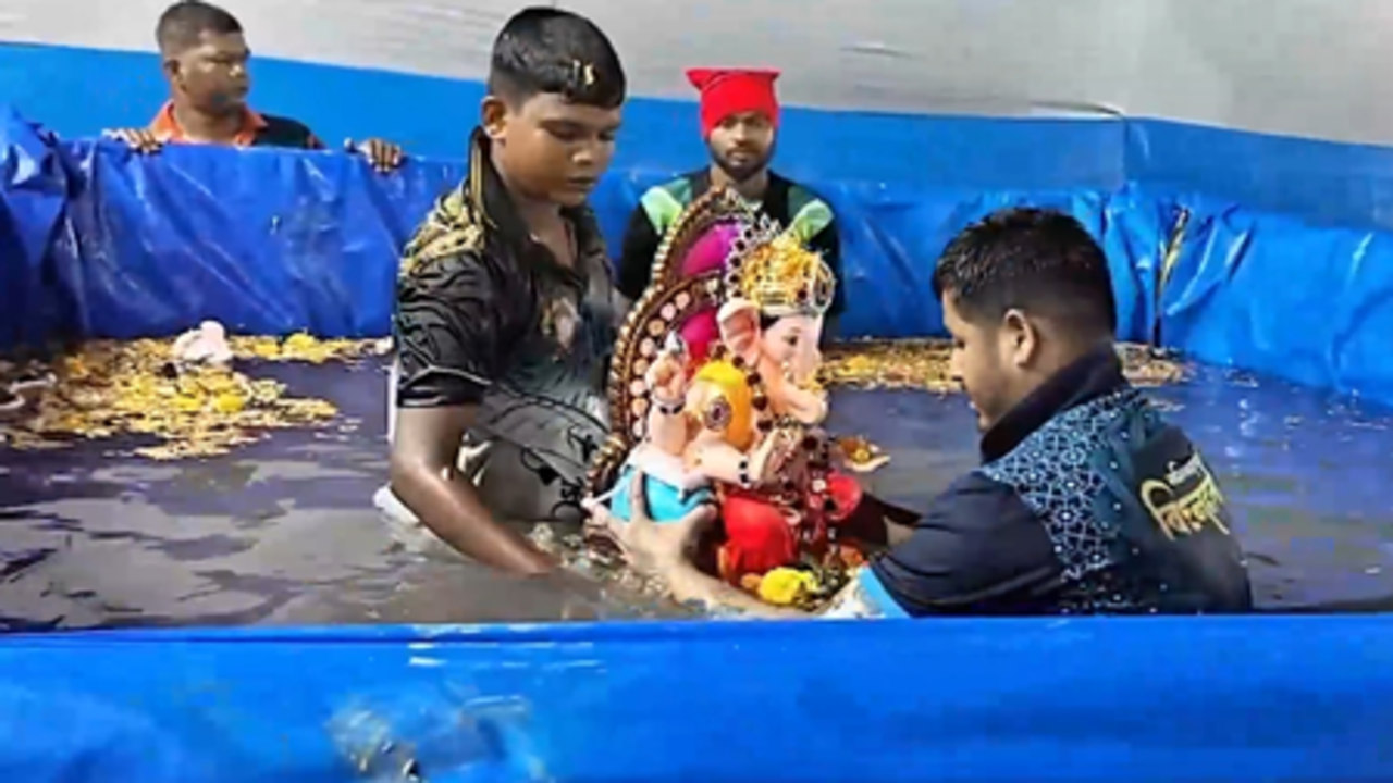 वसई-विरार में भक्ति और आस्था के साथ डेढ़ दिन के गणपति बप्पा को विदाई, 12987 प्रतिमाओं का विसर्जन