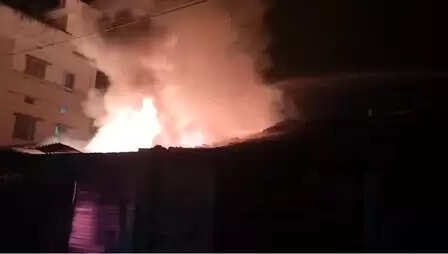 बिहार: वैशाली में धू-धूकर जला किराना गोदाम, लाखों का नुकसान