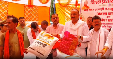 बांदा में मंत्री दिनेश प्रताप सिंह ने बाढ़ प्रभावितों में बांटी राहत सामग्री, बोले-संकट की घड़ी में यूपी सरकार जनता के साथ