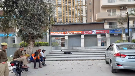 नोएडा की आईवी काउंटी सोसायटी में युवक की गोली मारकर हत्या, अवैध संबंधों के विवाद में वारदात