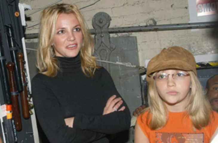 ब्रिटनी स्पीयर्स ने बहन जेमी लिन के साथ पुरानी तस्वीर की साझा