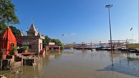 वाराणसी में गंगा का जलस्तर खतरे के निशान से नीचे, पुजारी बोले- धीरे-धीरे पटरी पर लौटेगा जीवन