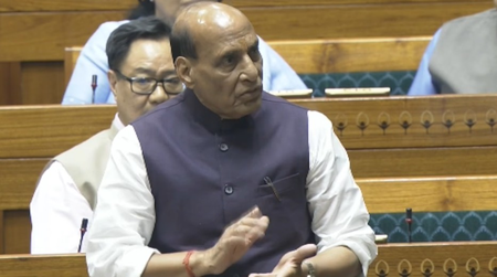 लोकसभा में नेता प्रतिपक्ष राहुल गांधी को माफी मांगनी चाहिए : रक्षा मंत्री राजनाथ सिंह