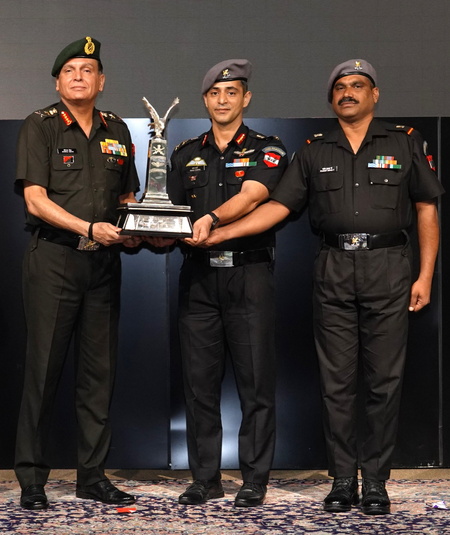 कमांडर्स सम्मेलन में भविष्य की युद्धक आवश्यकताओं पर मंथन, सेना प्रमुख ने दी फ्लाइट सेफ्टी ट्रॉफी