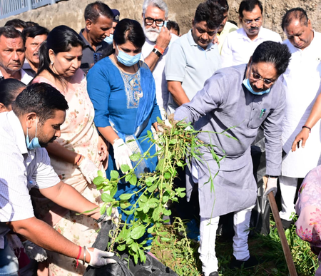 अहमदाबाद : साबरमती रिवरफ्रंट पर चला सफाई अभियान, मंत्री ऋषिकेश पटेल बोले- स्वच्छता में जनता की भागीदारी जरूरी