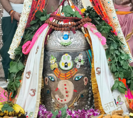 विघ्नराज संकष्टी चतुर्थी पर गणेश स्वरूप में सजे बाबा महाकाल, भस्म आरती में उमड़ी श्रद्धालुओं की भीड़