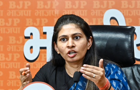 रक्षा खडसे ने सैतुअल और कोलासिब में जिला समीक्षा बैठक की, खेल और युवा सहभागिता पर जोर
