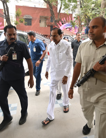 फोन टैपिंग मामले में केसीआर से एसआईटी की पूछताछ जारी