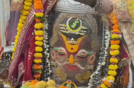 ओम, बेल पत्र, मुकुट और रुद्राक्ष की माला अर्पित कर बाबा महाकाल का भव्य शृंगार, की गई भस्म आरती
