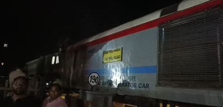 मध्य प्रदेश: रतलाम में ट्रैक पर फंसी कार से टकराई ट्रेन, बाल-बाल बचा ड्राइवर, डीआरएम ने दिए जांच के निर्देश