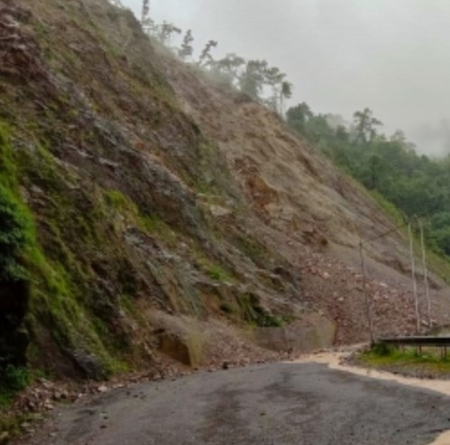 पश्चिम बंगाल: मुर्शिदाबाद में भारी बारिश के कारण रेलवे लाइन पर भूस्खलन, यातायात प्रभावित