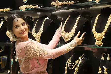 सस्ते में सोना-चांदी खरीदने का मौका; कीमतें करीब 7,200 रुपए तक घटीं