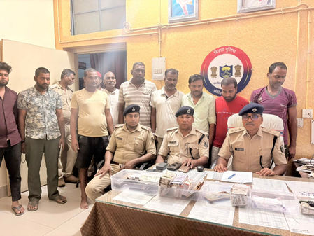 बिहार: मोतिहारी में जाली नोट और 'रुपए दोगुना' ठगी गिरोह का भंडाफोड़, बर्खास्त बीएमपी जवान समेत नौ गिरफ्तार