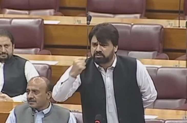 पाकिस्तानी सांसद ने नेशनल असेंबली में शहबाज शरीफ को बताया 'बुजदिल', बोले - पीएम मोदी का नाम तक न ले सके आप
