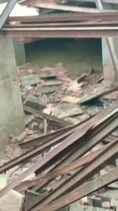 ग्रेटर नोएडा : दादरी के पल्ला गांव में निर्माणाधीन मकान भरभराकर गिरा, टला बड़ा हादसा