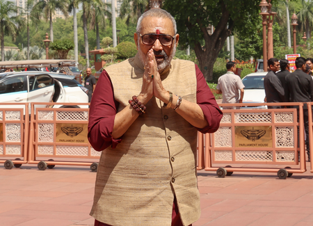 टीएमसी के गुंडे सावधान, 4 मई के बाद होगा सबका इलाज: गिरिराज सिंह