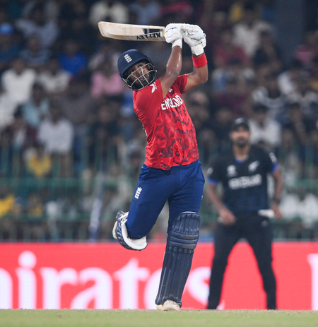 टी20 वर्ल्ड कप: पाकिस्तान मूल के खिलाड़ी ने वो कमाल कर दिया, जो पूरी पाक टीम नहीं कर पाई