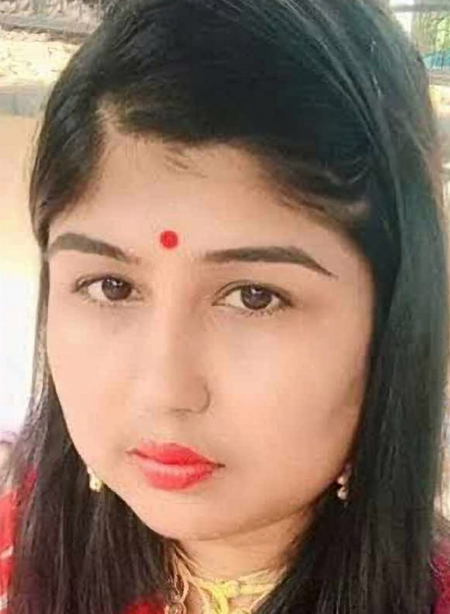 पश्चिम बंगाल के रामपुरहाट में पूर्व सीएम ममता बनर्जी की भतीजी अपने घर में फंदे से लटकी मिलीं