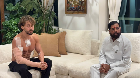 फायरिंग के बाद एकनाथ शिंदे ने टाइगर श्रॉफ से की मुलाकात, घायल अभिनेता के हाथ और छाती पर दिखीं पट्टियां