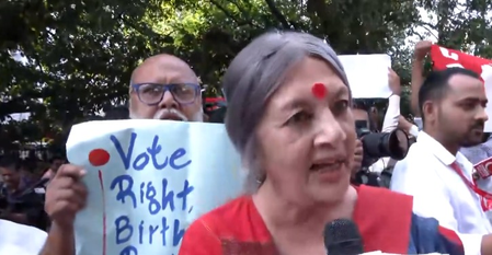सीपीआई और सीपीआई-एम ने एसआईआर के विरोध में चुनाव आयोग कार्यालय के बाहर प्रदर्शन किया