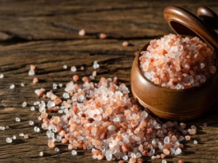 काला नमक: मात्रा कम लेकिन फर्क बड़ा, संतुलन बनाने में भी मददगार