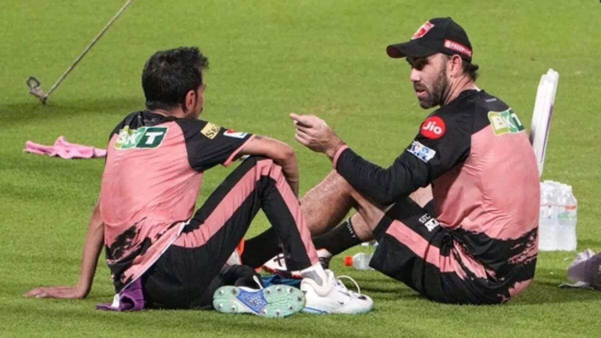 MS Dhoni का बैट 'चुरा' ले गए युजवेंद्र चहल, पता चलते ही ग्लेन मैक्सवेल ने यूं लगा दी यूजी की क्लास, देखें Video