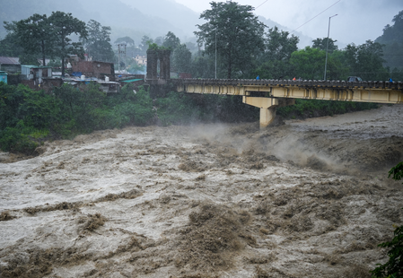 भारी बारिश के बाद उत्तराखंड की नदियां उफान पर, भूस्खलन और बाढ़ से बढ़ी चिंता