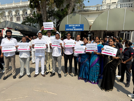 बीआरएस के विधायकों ने शुल्क प्रतिपूर्ति फंड जारी करने की मांग को लेकर किया विरोध प्रदर्शन