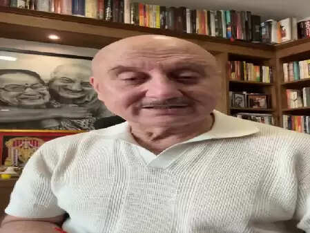 जाते 'दिसंबर' से अनुपम खेर की खास अपील, झोली भरकर मांगीं सौगातें और खुशियां