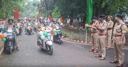 गाजियाबाद में महिला पुलिसकर्मियों ने निकाली तिरंगा स्कूटर रैली, सुरक्षा का दिया संदेश