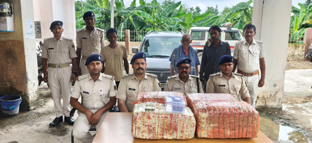 बिहार : पूर्वी चंपारण में 54 किलो गांजा के साथ तीन तस्कर गिरफ्तार, कार और नकदी भी जब्त