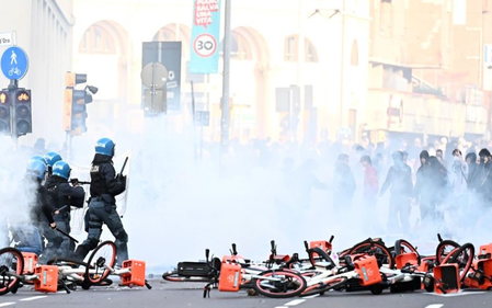 इटली: मिलान में हिंसा की आशंका से लग्जरी स्टोर बंद, तैनात होंगे 500 अतिरिक्त सैनिक