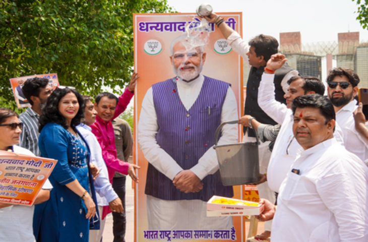 दिल्ली : जाति जनगणना के फैसले को लेकर भाजपा नेताओं ने पीएम मोदी के पोस्टर का किया दूध से अभिषेक