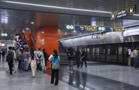 डीएमआरसी प्रमुख ने ब्लू लाइन पर विकास कार्यों का लिया जायजा