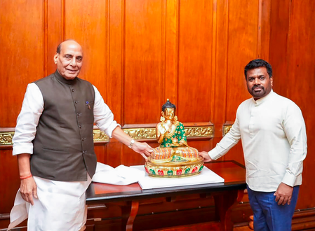 राजनाथ सिंह ने श्रीलंका के राष्ट्रपति से की मुलाकात, पीएम मोदी की ओर से दीं  शुभकामनाएं