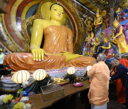 उपराष्ट्रपति ने कोलंबो में की पूजा-अर्चना, भारत-श्रीलंका संबंधों की नई मजबूती के ल‍िए अहम समझौतों पर बनी सहमत‍ि